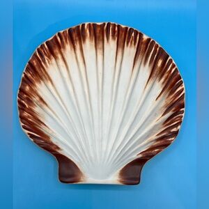 Shell-Shaped Ceramic Plate